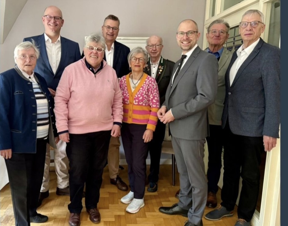 Das Bild zeigt den neu gewählten Vorstand mit Reinhard Grindel an der Spitze ( 2. Von links hinten) und den beiden CDU-Landtagsabgeordneten Dr. Marco Mohrmann (links hinten) und Eike Holsten (3. von rechts).
